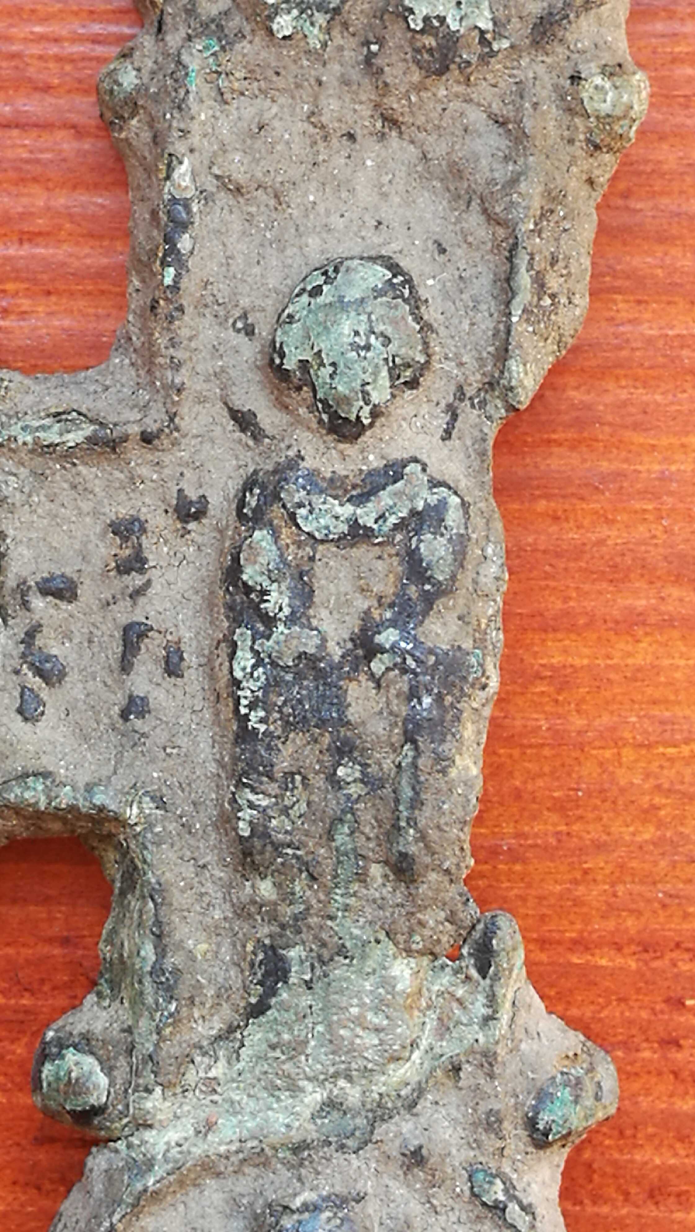 Árpád-kori bronz ereklyetartó mellkereszt töredékes előlapja Turáról